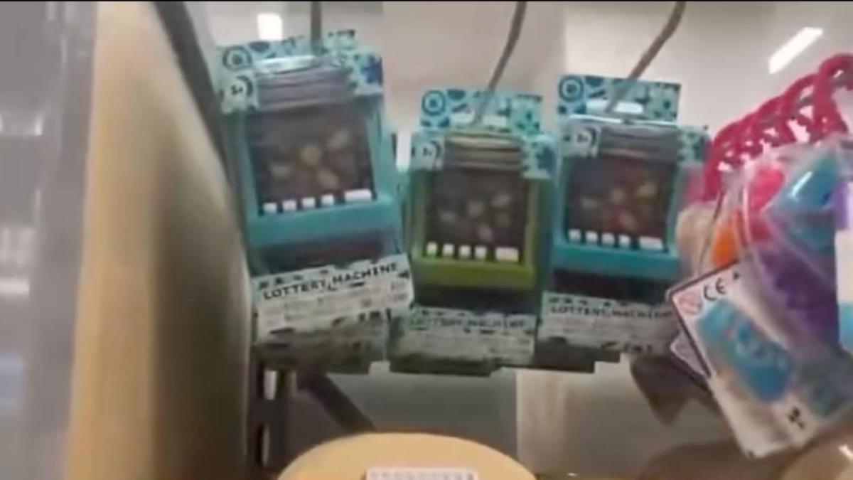 pacanele-pentru-copii--jucarii-care-imita-cazinourile--in-supermarketuri_24665400