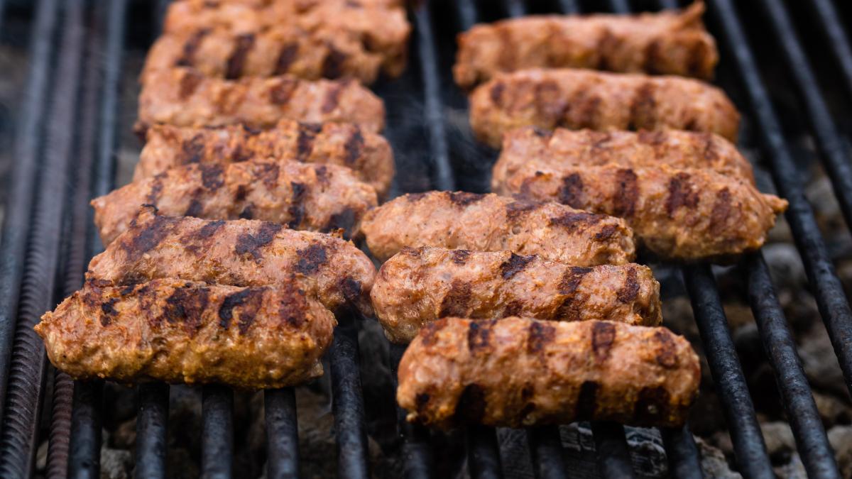 mititeii-e2809edubaie2809d--vedetele-gratarelor-de-1-mai--combinatia-inedita-cu-fistic-si-mustar-face-senzatie-online_71848100