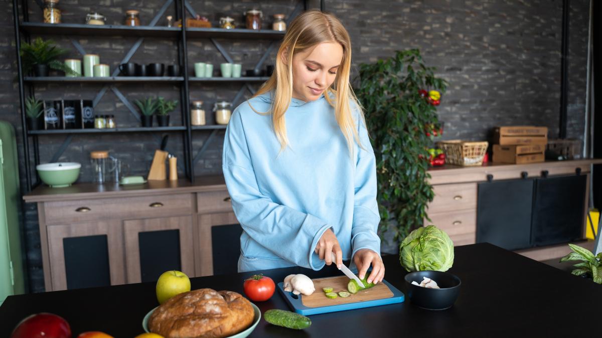 desi-mancarea-gatita-acasa-este-vazuta-ca-fiind-mai-sanatoasa--rolul-de-bucatar-ramane--in-mod-traditional--al-femeii_57071400