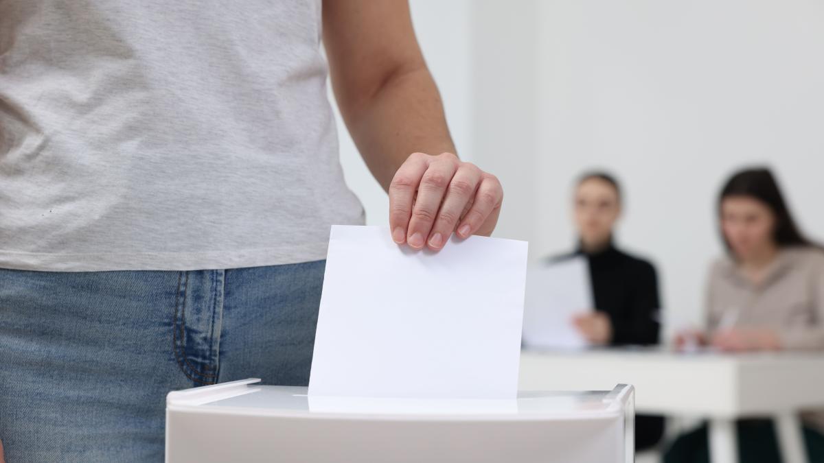 primul-vot--prima-sansa-la-schimbare-o-generatie-noua-de-alegatori-isi-face-debutul-electoral-peste-17-000-de-tineri-romani-au-implinit-18-ani-si-pot-merge-la-urne_51547600