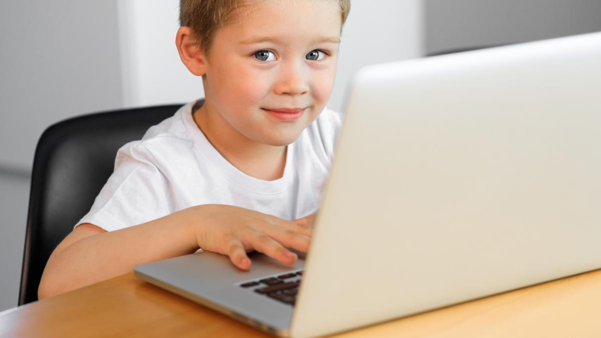 euro-200-ce-elevi-pot-primi-bani-pentru-a-si-cumpara-un-calculator-sau-un-laptop-in-2025-ghid-complet_34624800