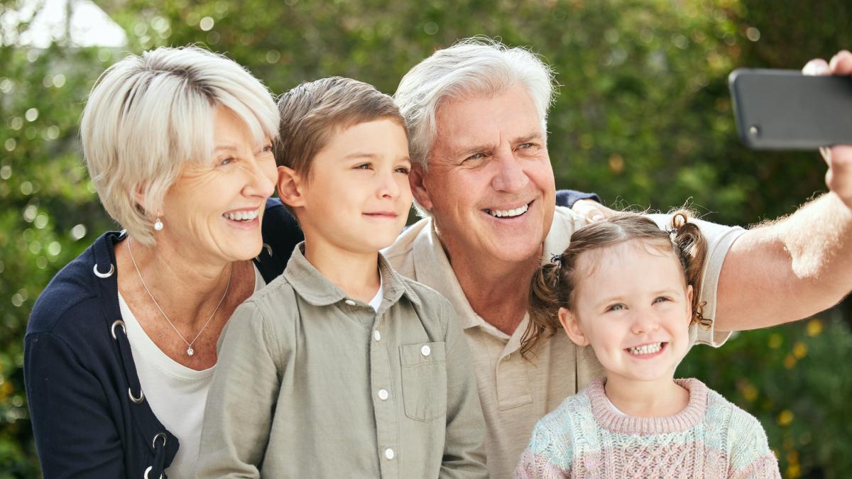 adio-povesti-plimbari-in-parc-sau-jocuri-pe-covor-asta-fac-cu-adevarat-bunicii-atunci-cand-au-grija-de-nepotii-lor-potrivit-unui-nou-studiu_62493300