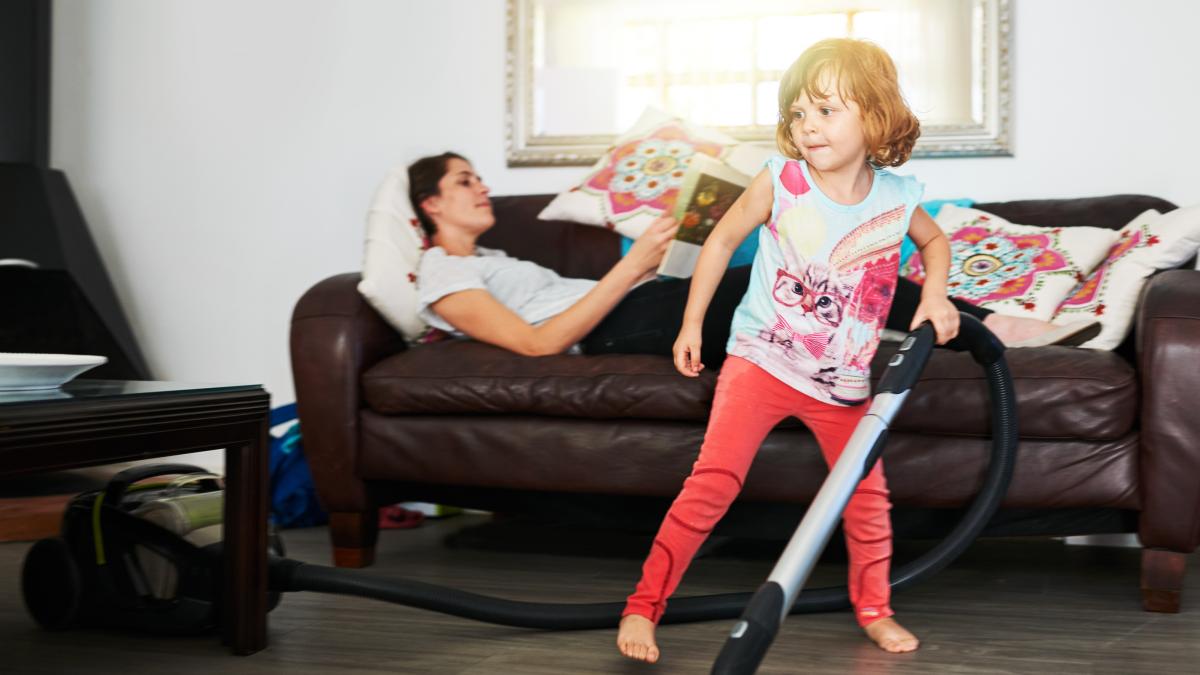 parenting-invers-o-noua-tendinta-atrage-tot-mai-multa-atentie-parintilor-in-mediul-online-ce-spun-specialistii_03803200