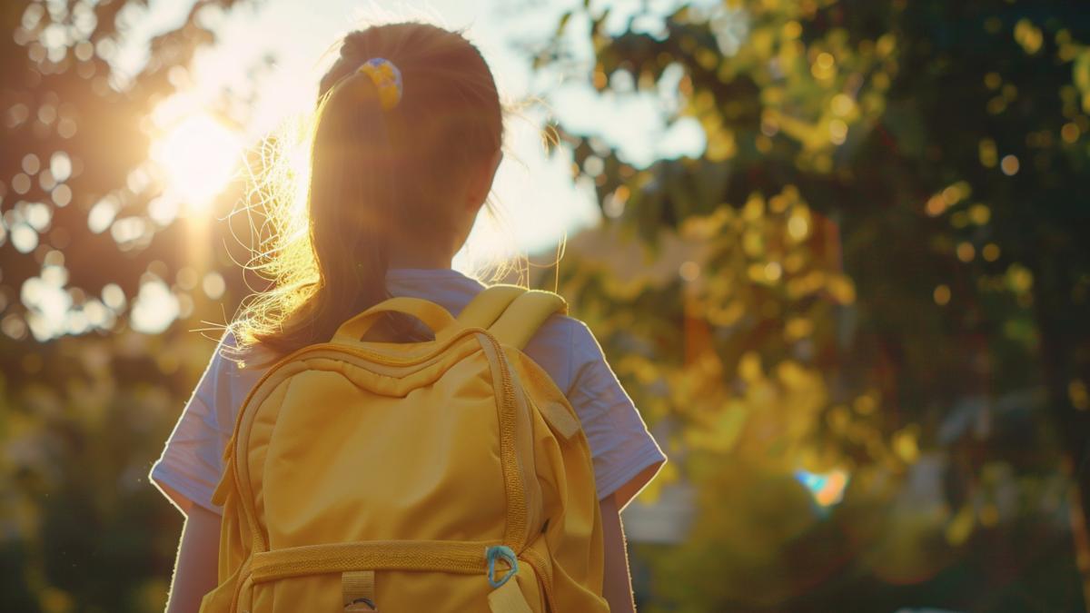 lucrurile-pe-care-copilul-tau-ar-trebui-sa-le-aiba-in-ghiozdanul-de-scoala-expert-parenting-nu-doar-recizite-trebuie-si-acestea-pentru-a-l-ajuta-sa-invete-mai-bine_76493600