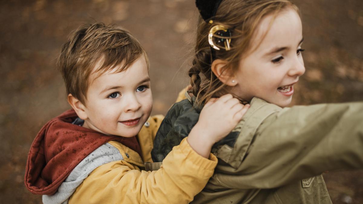 high-angle-kids-having-fun-outdoors_31880900