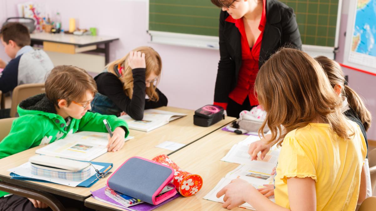 profesorii-prinsi-intre-sistemul-rigid-invechit-si-copiii-care-tipa-din-toti-rarunchii-cu-noi-nu-merge-asa-alexandra-serb-despre-cum-a-ajuns-scoala-un-camp-de-lupta-emotional_64910800