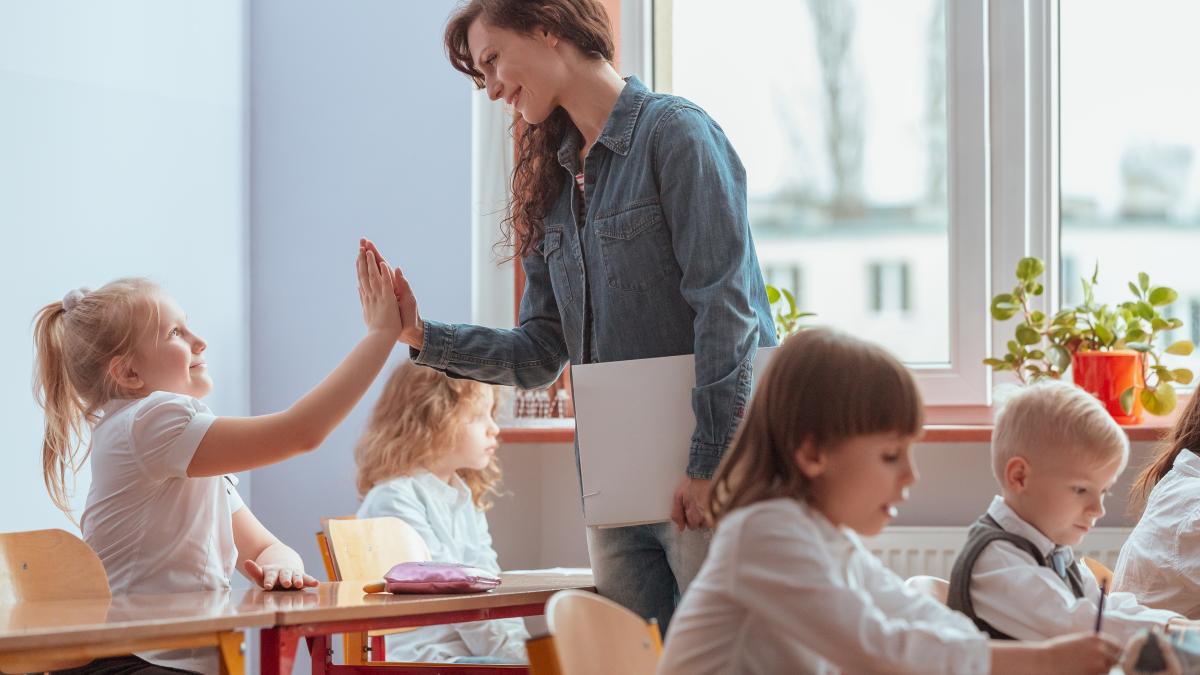 tarile-in-care-profesorii-au-cele-mai-mari-salarii--sume-uriase-beneficii-generoase-si-conditii-care-fac-diferenta-investitia-in-educatie-incepe-cu-respectul-fata-de-dascali_39353700