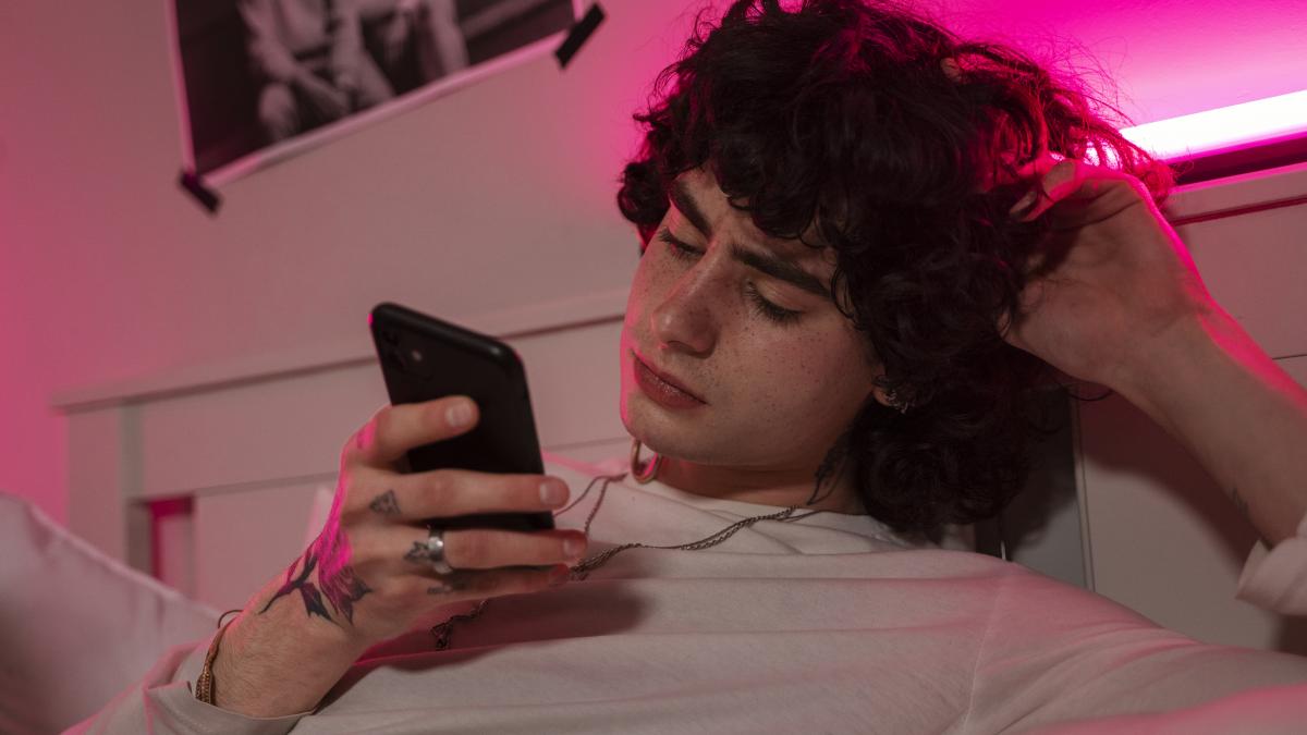 vamping-obiceiul-periculos-care-ii-tine-treji-pe-adolescenti_51846200