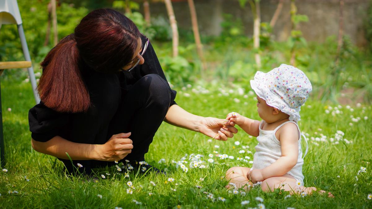 cele-patru-etape-ale-dezvoltarii-limbajului-in-functie-de-varsta-cand-si-cum-invata-copiii-sa-vorbeasca_95505700