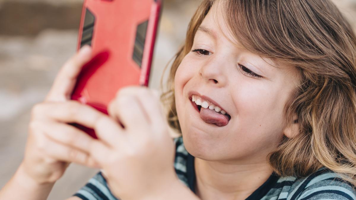 copiii-si-retelele-sociale-ce-riscuri-ascund-ecranele-la-varste-fragede_76097700