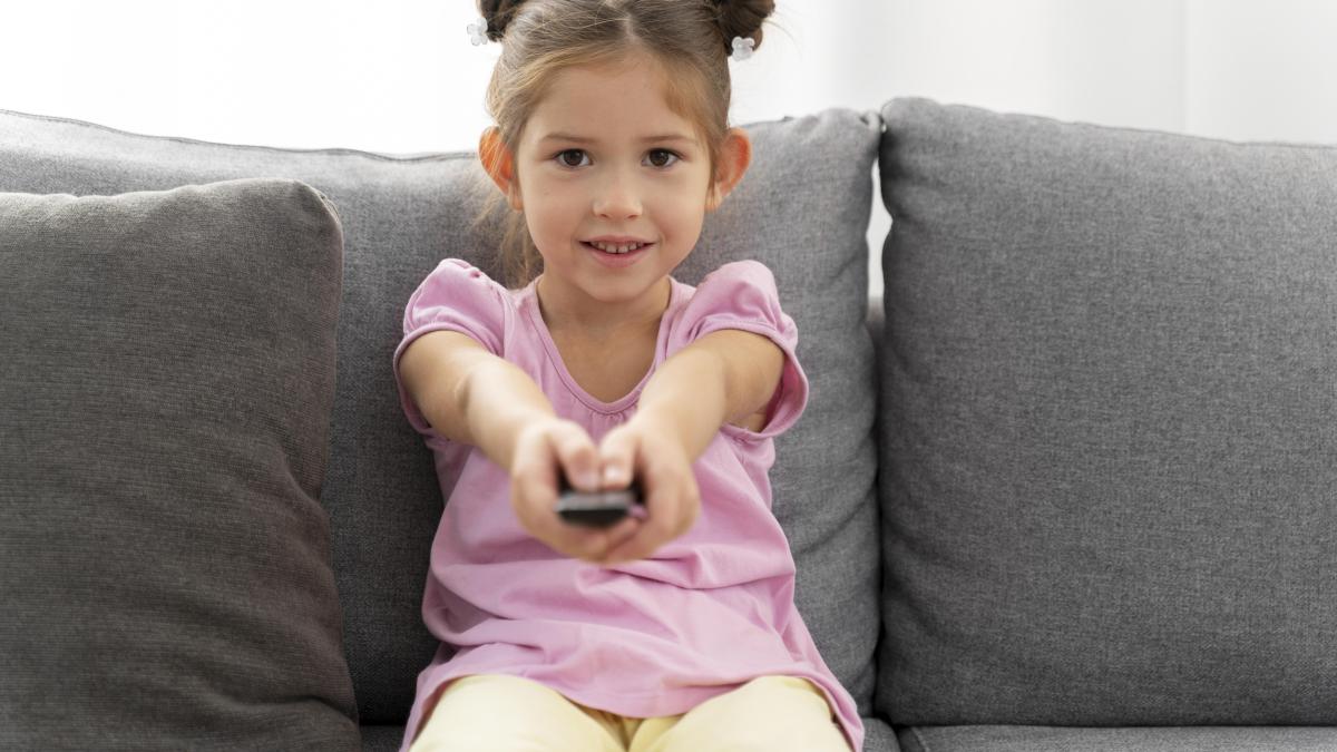 aceasta--este-varsta-la-care-copiii-se-pot-uita-la-stiri_71168400