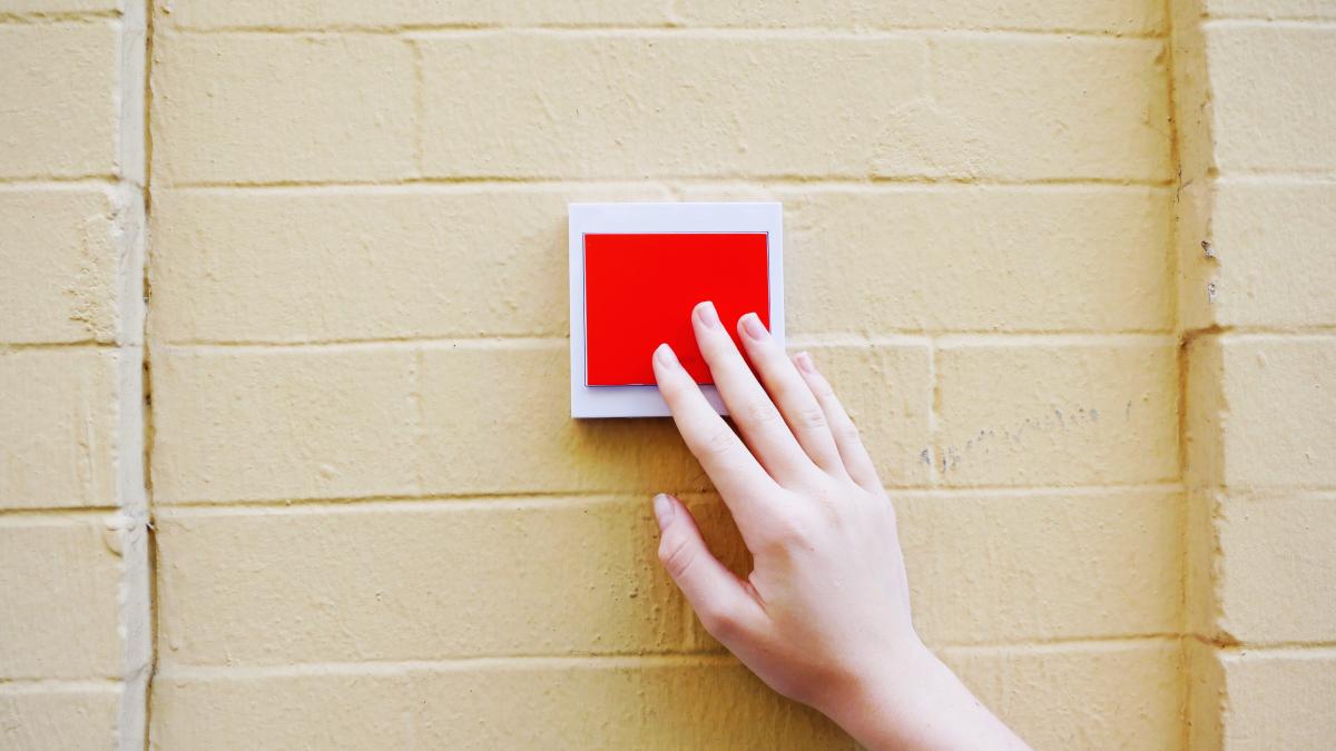 butonul-rosu-in-scoli-ministrul-educatiei-a-semnat-ordinul-ce-presupune-noul-mecanism_83822400