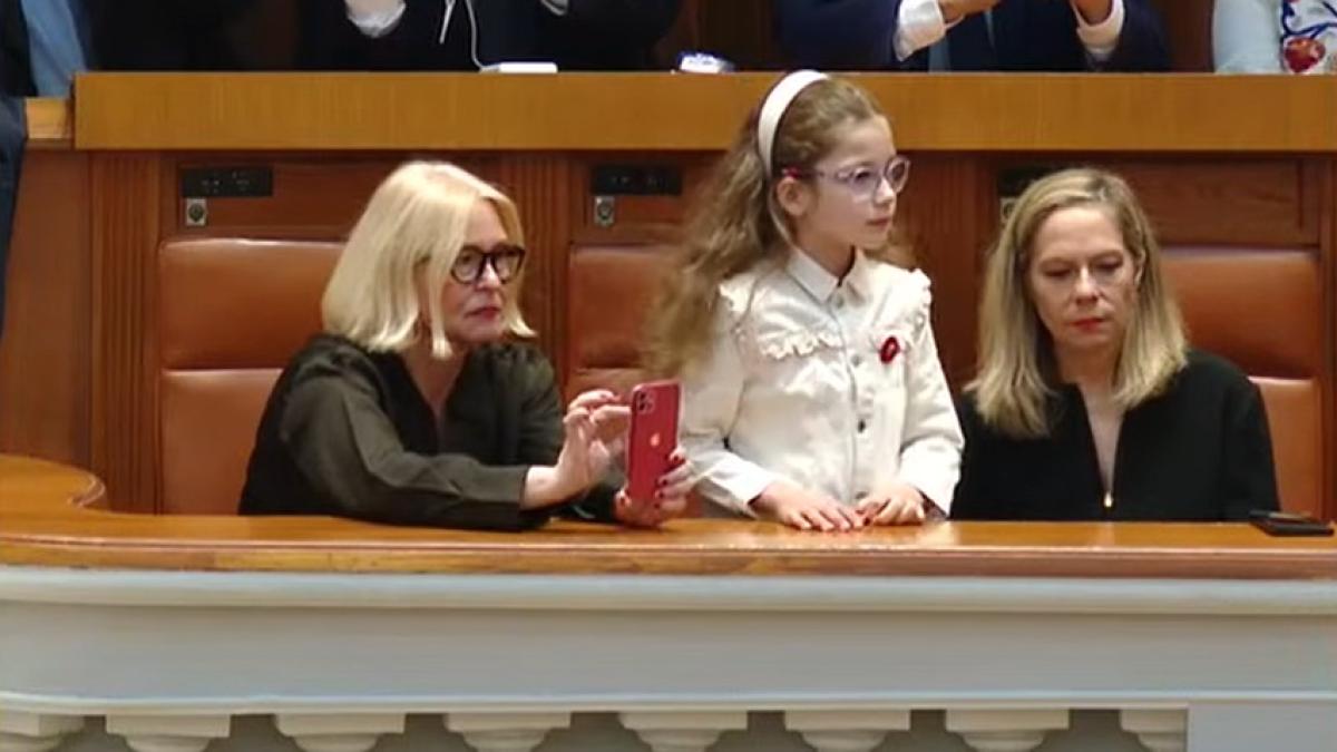 cum-a-trait-o-fetita-de-9-ani-ziua-in-care-tatal-ei-a-devenit-presedintele-romaniei-nicusor-dan-a-depus-juramantul--iar-aheea-l-a-urmarit-emotionata-din-sala_67985000