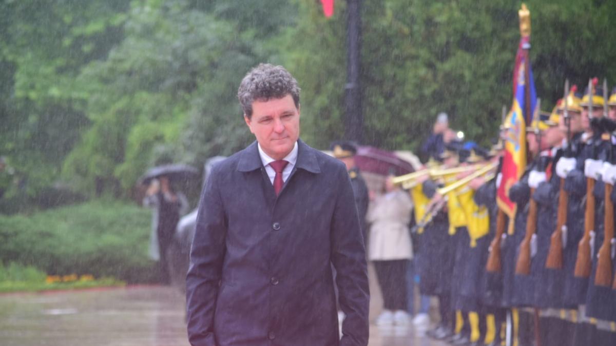 nicusor-dan-a-preluat-oficial-mandatul-de-presedinte-este-nevoie-sa-stimulam-financiar-personalul-didactic-sa-investim-in-educatia-timpurie-si-sa-prevenim-abandonul-scolar_85915100