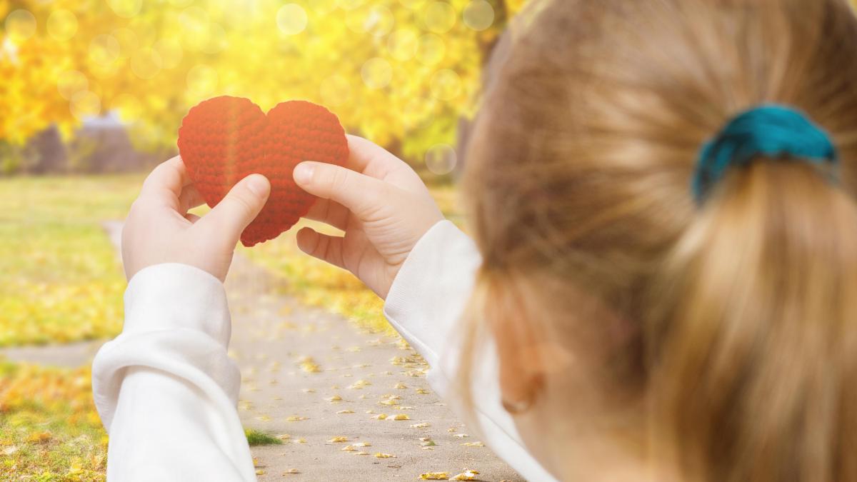 cum-inteleg-copiii-dragostea-sara-emma-si-eric-ne-spun-de-unde-vine-iubirea-lectiile-neasteptate-pe-care-orice-parinte-trebuie-sa-le-auda_83128700