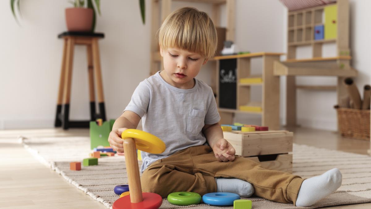 de-ce-copiii-aleg-linguri--cutii-si-pietre-in-locul-jucariilor_48003200