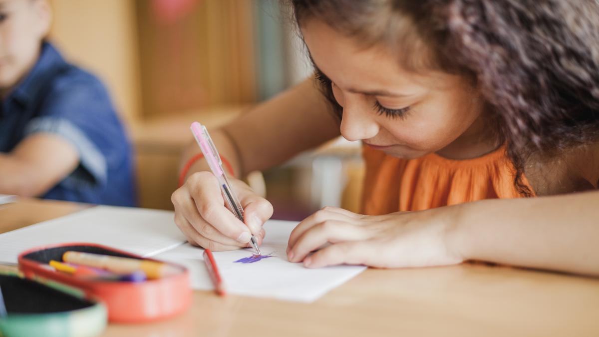 daniel-david-e2809ee-inuman-ca-unui-elev-care-sta-sase-ore-la-scoala-sa-ii-dai-teme-care-necesita-peste-doua-ore_45562500