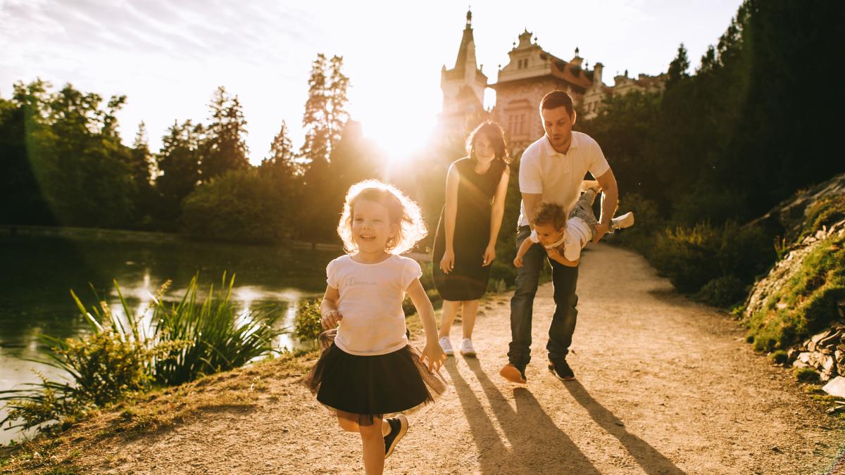 acest-stil-de-parenting-ii-face-pe-copii-mai-fericiti-potrivit-unui-terapeut-acesti-parinti-nu-sunt-perfecti-nu-sunt-nici-altruisti-in-exces-nici-autoritari--si-totusi-reusesc_76060700