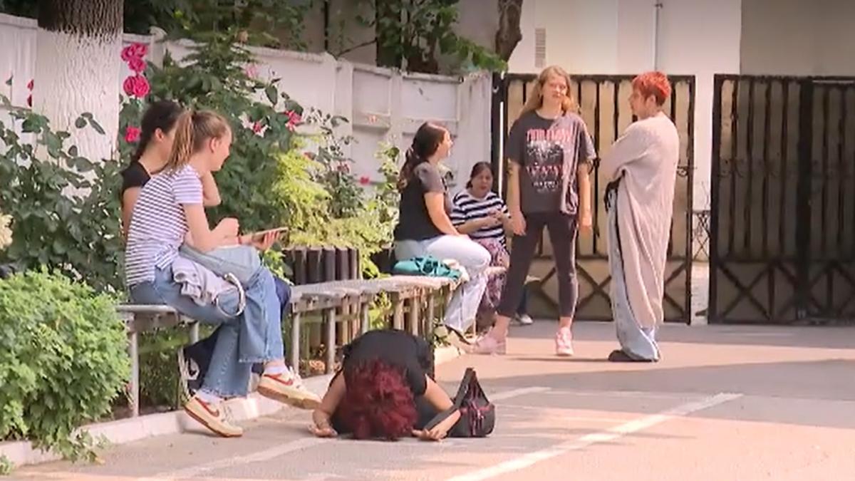 s-a-pus-in-genunchi-si-a-sarutat-pamantul-gestul-coplesitor-al-unei-tinere-imediat-ce-a-iesit-din-examenul-de-bacalaureat--imaginea-care-spune-totul-despre-presiunea-traita-de-elevi_07618300