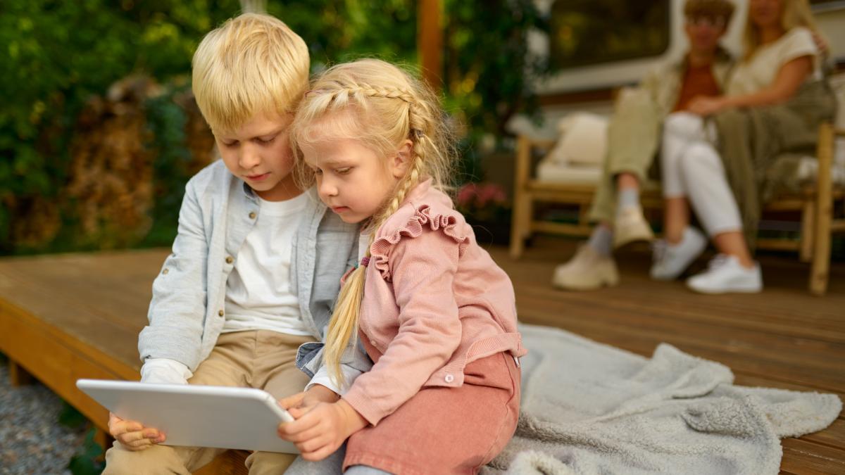 ecranele-si-copiii-un-studiu-urias-stabileste-pentru-prima-data-numarul-de-ore-care-nu-trebuie-depasit-ce-efecte-periculoase-apar-cand-e-prea-mult_04071000