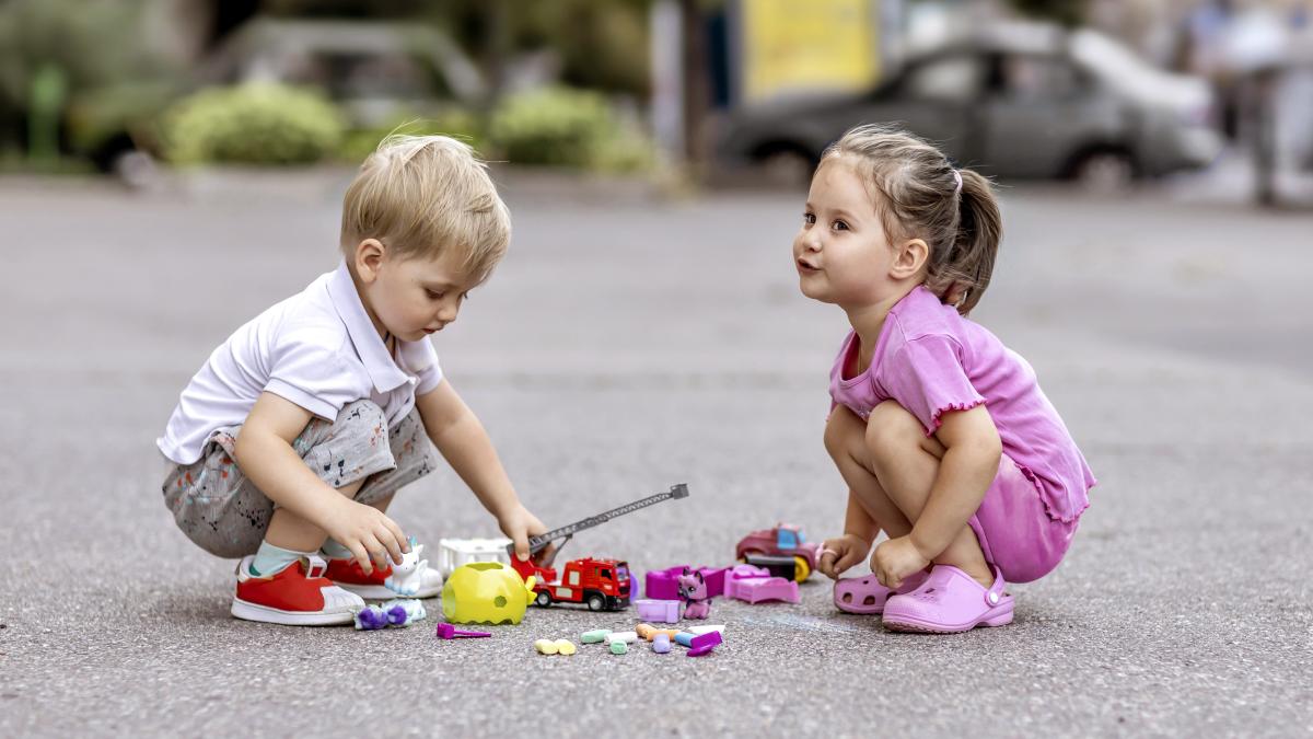 jocul-paralel-la-copii-fiecare-se-joaca-cu-propria-jucarie-dar-in-prezenta-celorlalti-afla-cat-dureaza-ce-spun-studiile-si-de-ce-nu-trebuie-sa-grabim-procesul_76512500