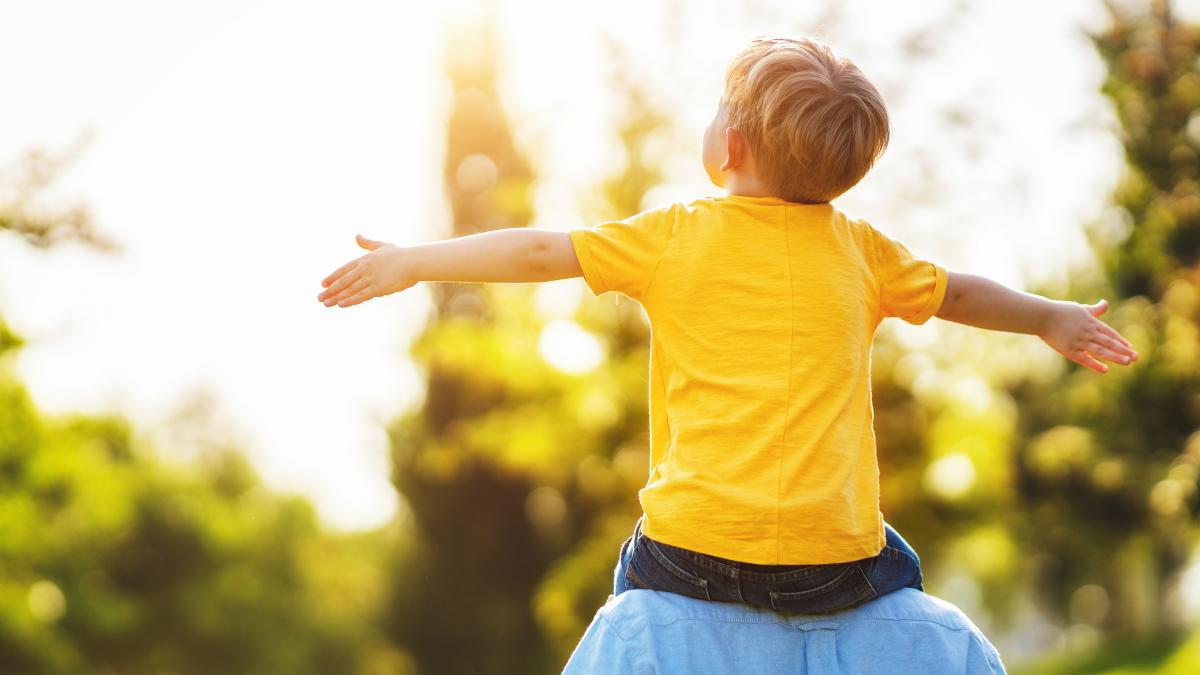 parintii-devin-virali-pentru-o-tehnica-secreta-de-lauda-care-intareste-stima-de-sine-a-copiilor-studiile-si-psihologii-confirma-ca-este-geniala_99085500