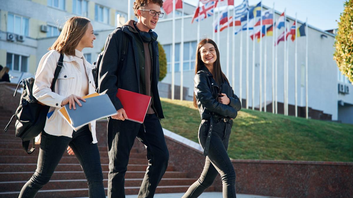 tot-mai-multi-tineri-romani-aleg-sa-plece-la-studii-in-strainatate_79707800