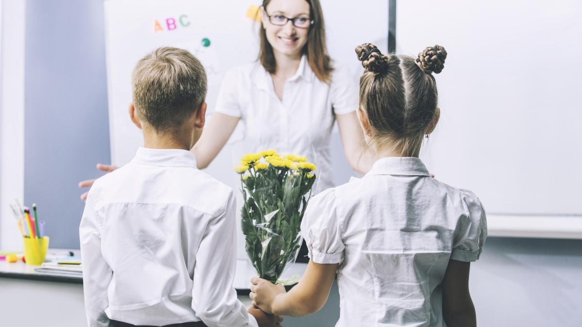 intrebarea-lunii-iunie-ce-cadou-ii-luam-doamnei-mesajul-unei-profesoare-pentru-parinti-fiti-onesti--nu-incercati-sa-fiti-favoritii-mei-cu-vouchere-si-seturi-de-baie-in-ambalaje-aurii_45826100