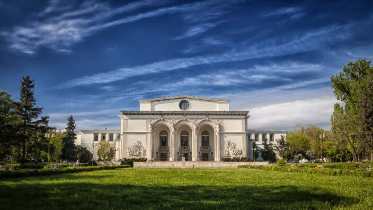 elevii-cu-media-10-la-bac-2025--recompensati-de-opera-nationala-bucuresti_03395600