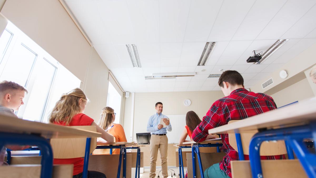 evaluare-nationala-2025-6-888-de-elevi-de-clasa-a-viii-a-nu-s-au-prezentat-la-proba-de-matematica--iar-sase-au-fost-dati-afara-din-examen_49229100