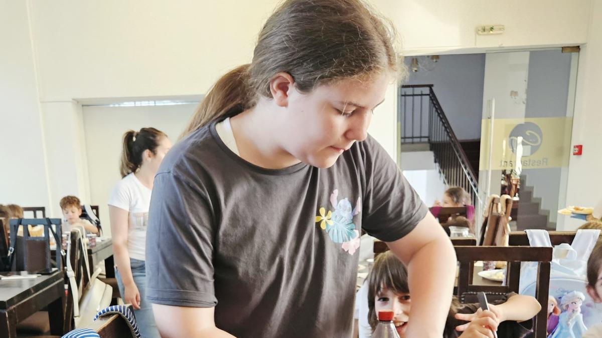 petrut-rizea-intr-o-sala-de-mese-obisnuita-s-a-intamplat-o-scena-care-spune-mai-mult-decat-o-mie-de-cuvinte-1_48931200