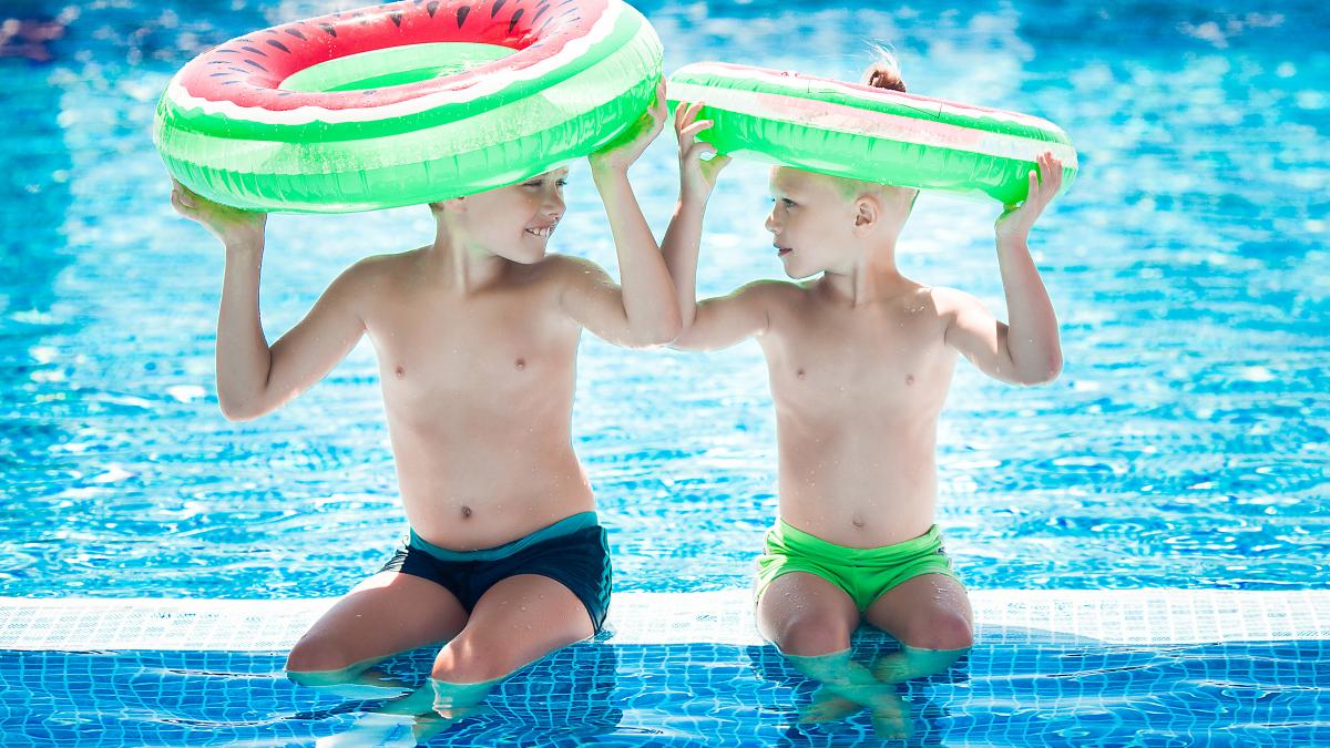 de-ce-nu-ar-trebui-sa-le-pui-copiilor-costume-de-baie-de-aceasta-culoare-cand-merg-la-plaja-sau-la-piscina--ce-spun-salvamarii-si-instructorii-de-inot_76334000