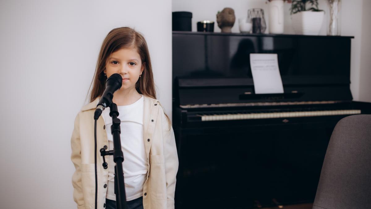 de-la-ce-varsta-il-pot-da-pe-copil-la-canto-prof-mirela-paraleu-cicu-am-observat-ca-aceasta-este-varsta-de-la-care-poti-incepe-sa-lucrezi_21250900