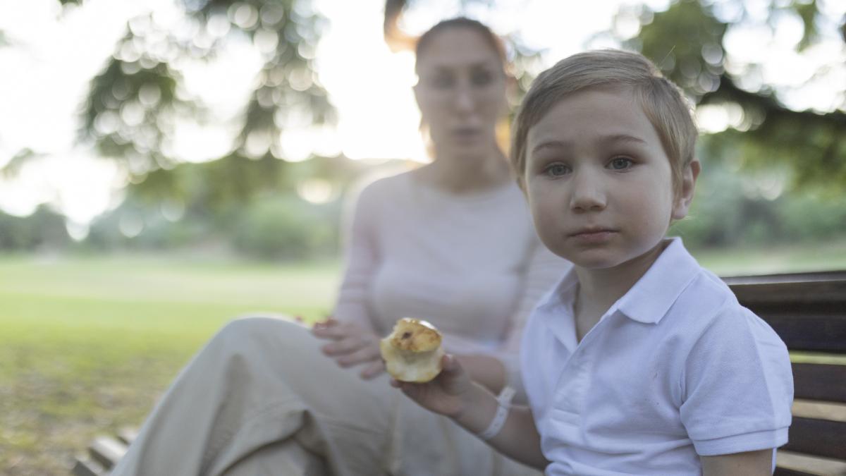 comportamentele-parintilor-care-cresc-copii-fragili-emotional--daca-recunosti-macar-3-dintre-acestea--e-momentul-sa-faci-o-schimbare_87239300