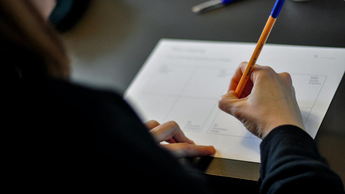 definitivat-2025--peste-9-500-de-candidati-sustin-marti-proba-scrisa--precizarile-ministerului-educatiei_41968100