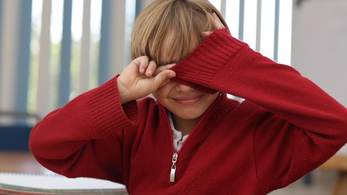 daca-nu-sunt-doar-simple-ticuri-asa-se-manifesta-sindromul-tourette-la-copii_57614500