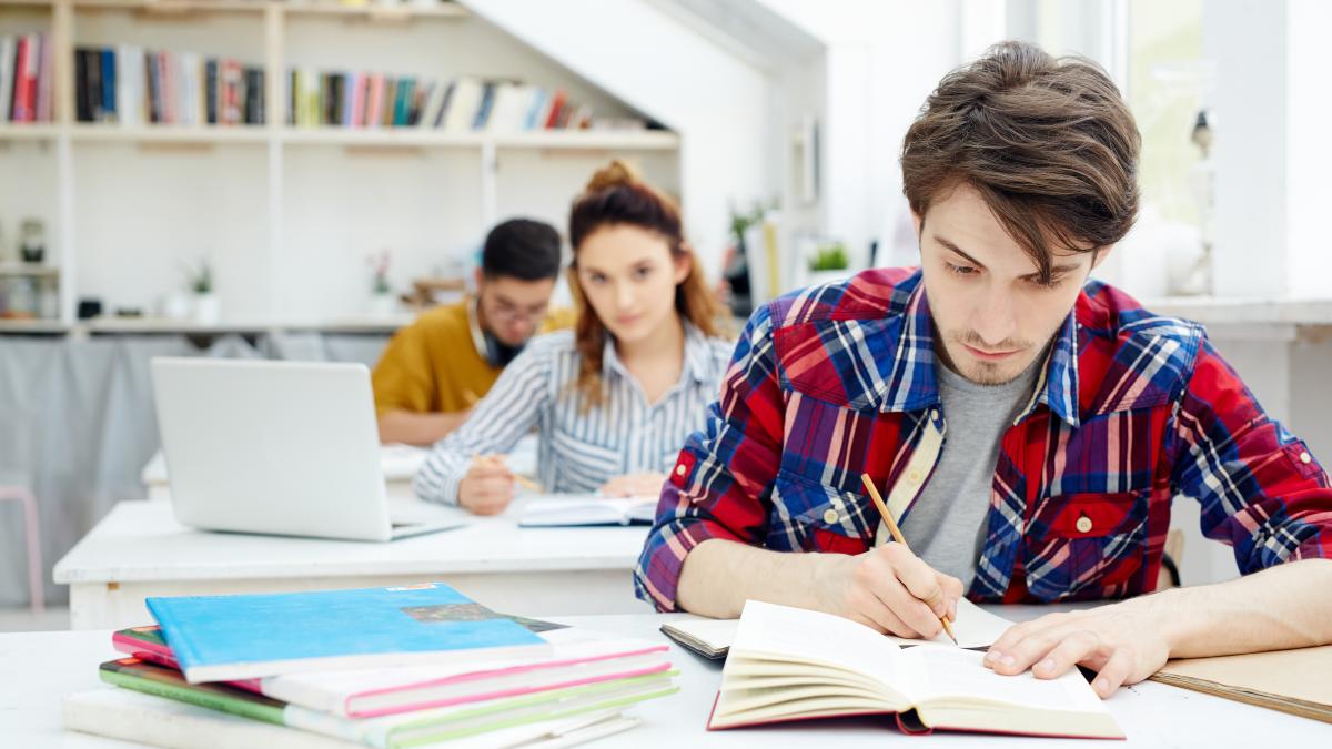 elevii-de-peste-18-ani-se-pot-inscrie-la-liceu_48186300