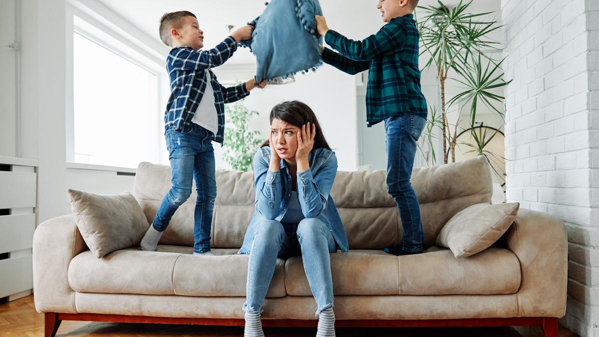 comportamentele-enervante-prin-care-copilul-tau-iti-spune-de-fapt-mi-e-dor-de-tine-potrivit-unui-psiholog_56827300