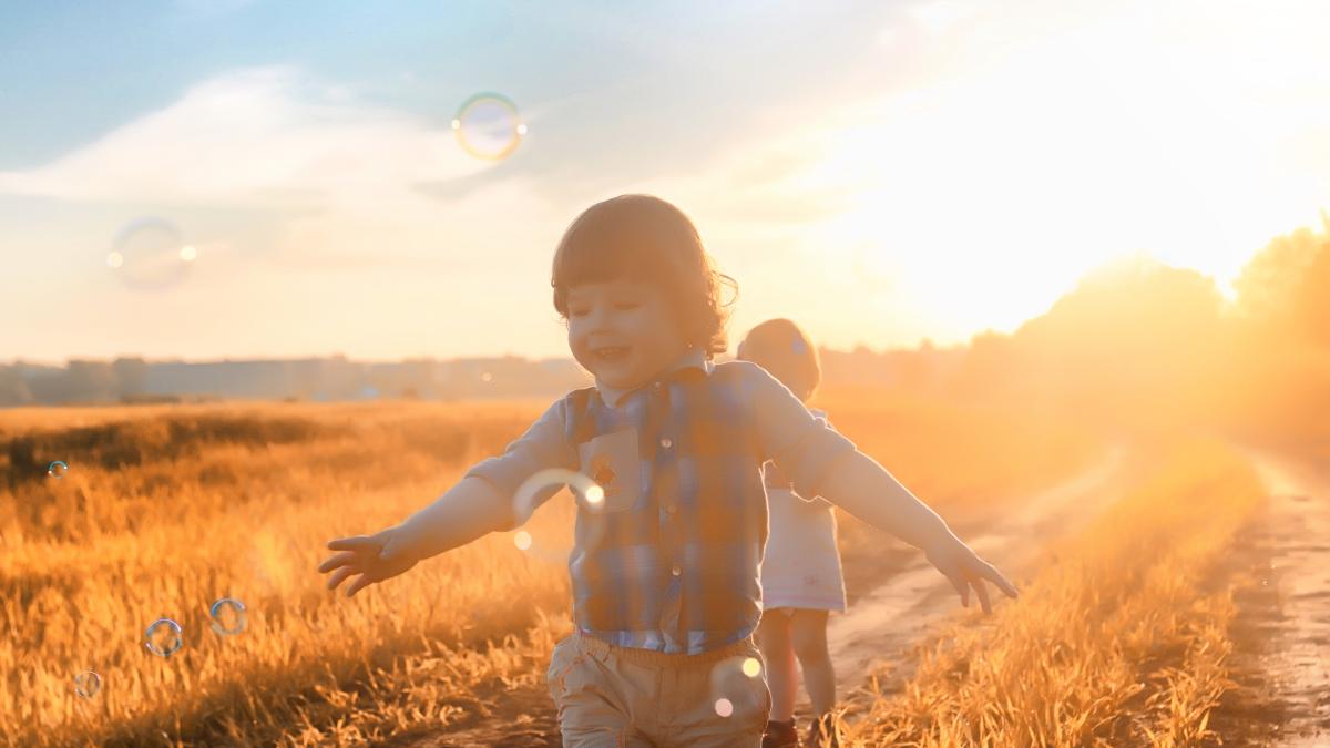 un-nou-trend-in-parenting-cresterea-libera-a-copiilor-ce-trebuie-sa-stii-despre-acest-stil-controversat-care-a-creat-razboiul-mamelor-in-online_83051500