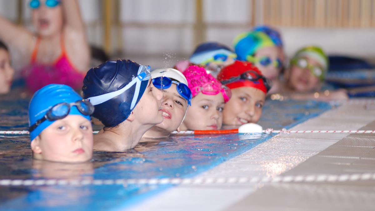 10-lucruri-pe-care-harvard-vrea-sa-le-stii-inainte-de-a-ti-inscrie-copiii-la-cursuri-de-inot-fac-diferenta-dintre-siguranta-si-risc_63054200