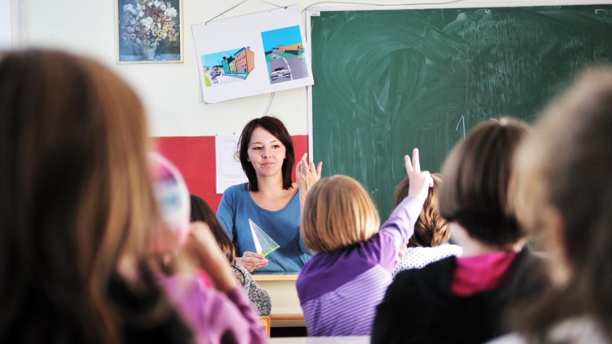 profesorii-din-scoli-trag-din-nou-lozul-prost-norma-didactica-creste-doar-pentru-ei--prin-legea-bolojan--universitatile-scapa_41332600