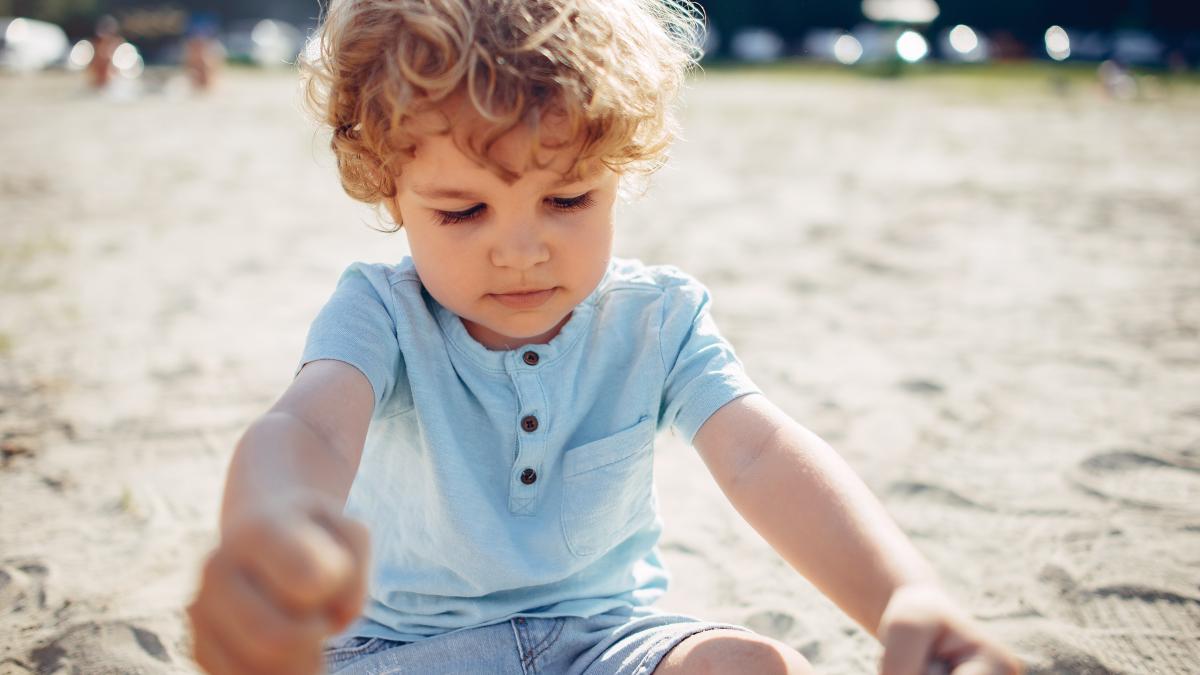 ce-risca-bebelusul-daca-a-mancat-nisip-la-plaja-si-ce-poti-face_06180400