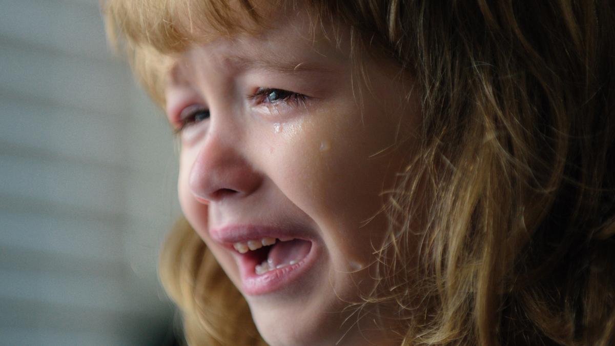 scene-de-groaza-o-mama--filmata-in-timp-ce-isi-supune-fiica-unor-ritualuri-de-e2809eexorcizaree2809d_62890200