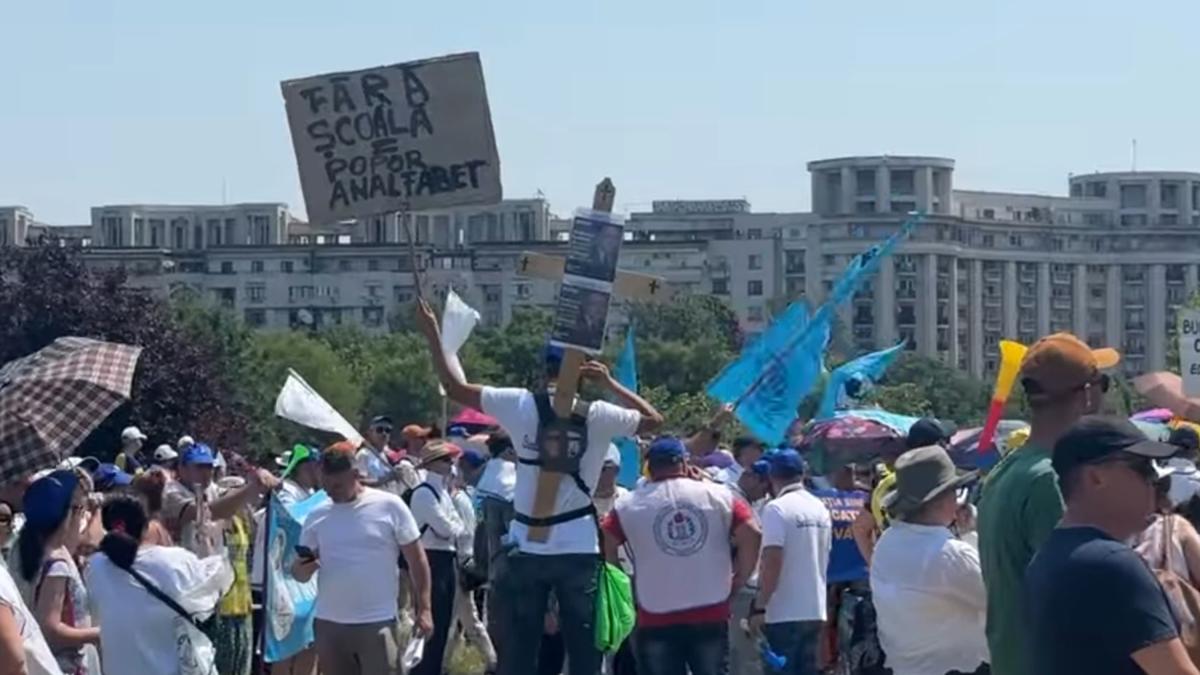 nemultumirile-sunt-imense-profesorii-anunta-un-protest-grandios-chiar-in-prima-zi-de-scoala-hancescu-avertizeaza-ca-pierderea-a-15-000-de-posturi-inseamna-dezastru-pentru-sistemul-de-educatie_84940300