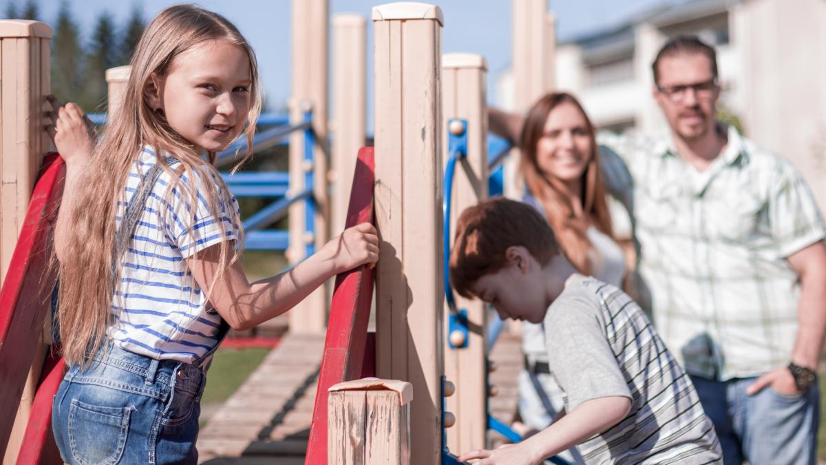 greseala-nr-1-pe-care-o-fac-parintii-la-locul-de-joaca-potrivit-unui-expert-poate-duce-la-accidentari-serioase_71467400