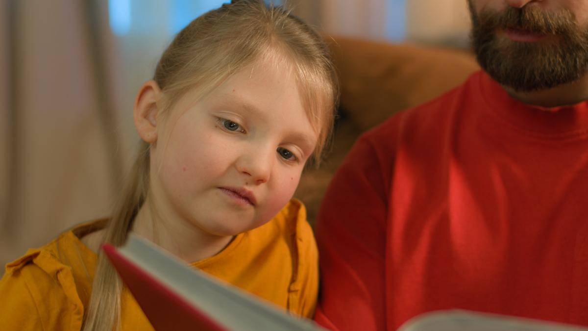 daca-muncesti-din-greu-poti-realiza-orice-si-alte-5-afirmatii-motivationale-pe-care-parintii-le-spun-copiilor-dar-care-sunt-minciuni-psiholog-le-limiteaza-sansele-de-succes_85383000