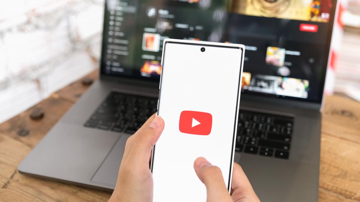 adolescentii-nu-vor-mai-putea-avea-conturi-de-youtube-o-noua-lege-pentru-siguranta-digitala_79310700