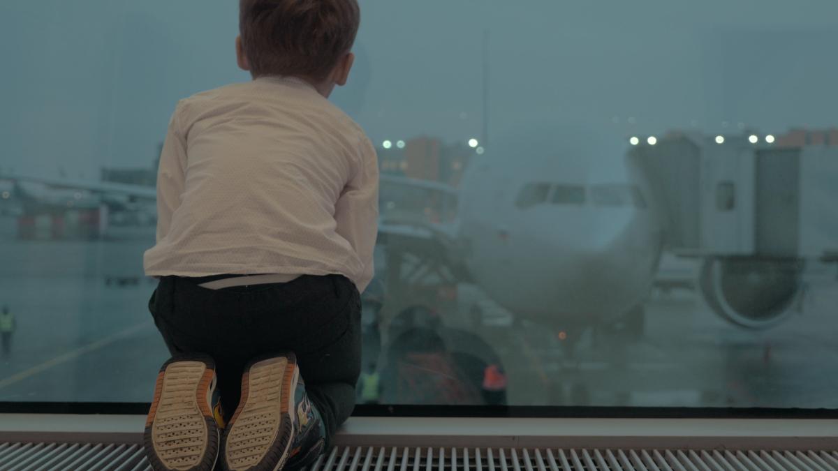 copil-de-doar-10-ani--abandonat-de-parinti-pe-aeroportul-din-barcelona-pentru-ca-pasaportul-ii-era-expirat--gestul-lor-revoltator-a-devenit-viral-pe-tiktok_54787900