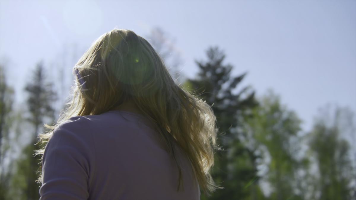 si-a-pierdut-mintile-mama-criticata-dur-dupa-ce-si-a-obligat-copiii-sa-manance-resturi-ca-animalele-intr-un-videoclip-cu-sfaturi-pentru-parinti_60099600