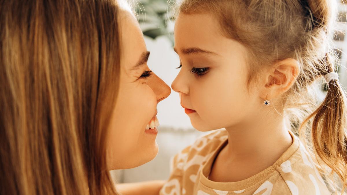 afirmatiile-pe-care-sa-le-spui-copilului-daca-vrei-sa-aiba-relatii-puternice-si-sanatoase-cand-va-creste-recomandarea-unui-psiholog-international_91604700